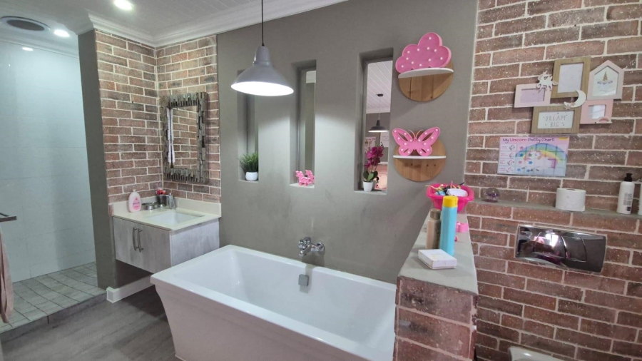 To Let 6 Bedroom Property for Rent in Num Num Cape Estate Western Cape